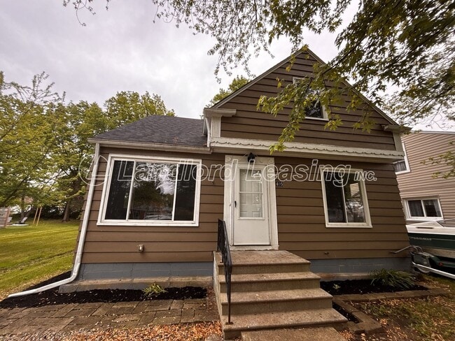 Primary Photo - Spacious 4 Bedroom Home in Vermilion Near ...