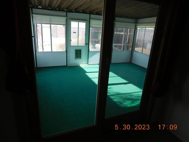 Building Photo - Comfy 3 bed 2 bath