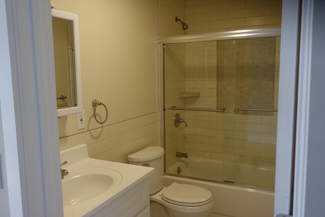 Building Photo - MOVE INTO A NEWLY RENOVATED--3 Bedroom, 2 ...