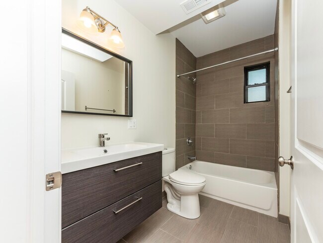 Building Photo - 1722 N Artesian Ave