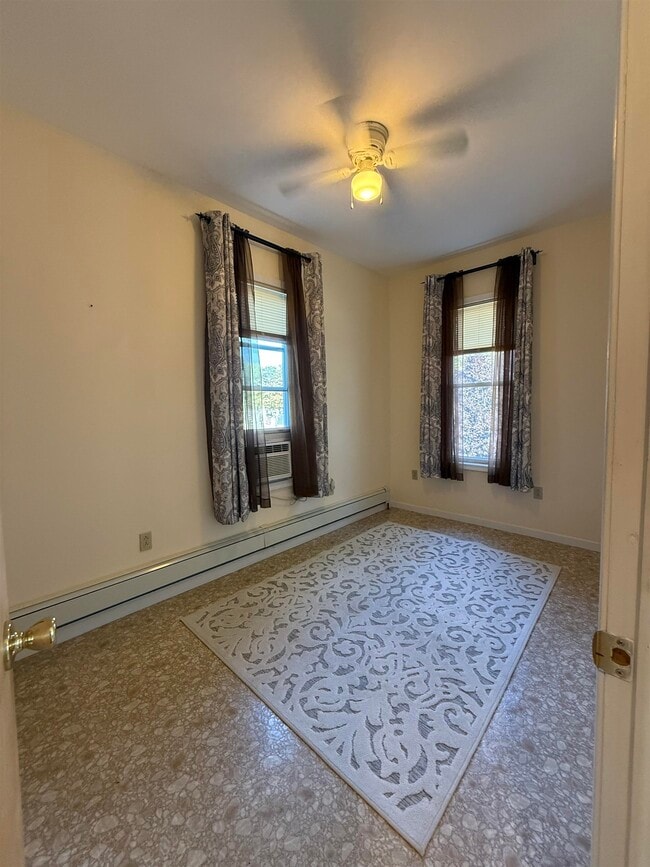 Building Photo - 470 Mallory Ave
