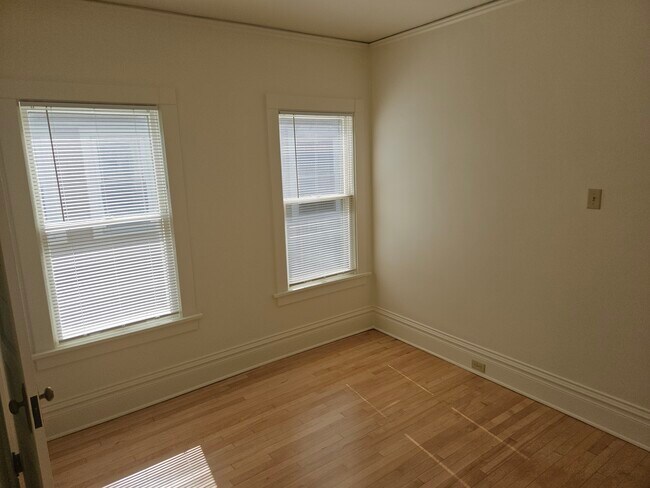 Building Photo - 1900 E Newberry Blvd