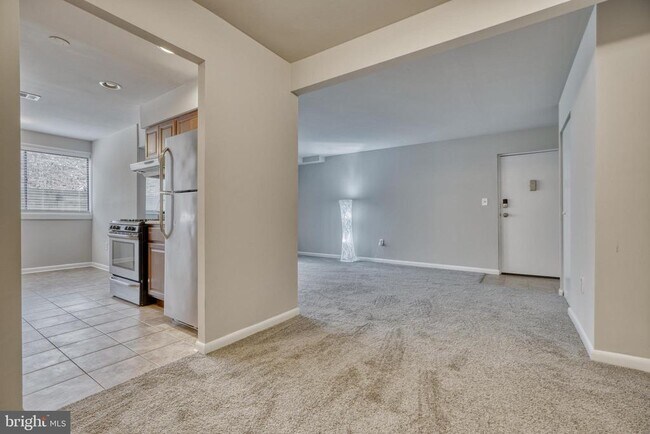 Building Photo - 140 Royal Oak Dr