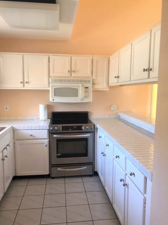 Building Photo - 2 Bedroom 2 Bath Town Home