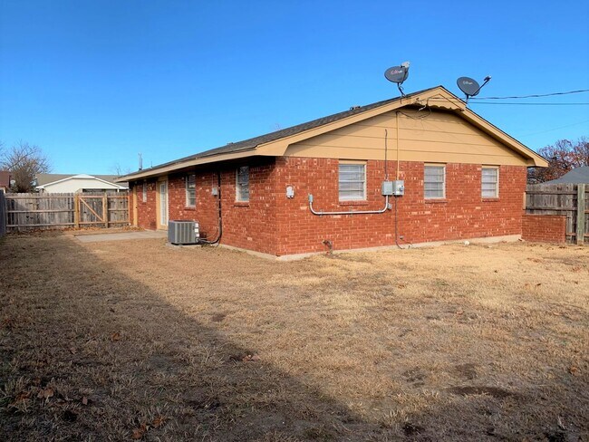 Building Photo - 1001 SE Alta Ln