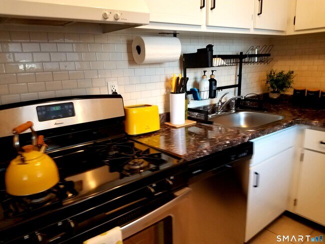 Building Photo - 444 Bedford St