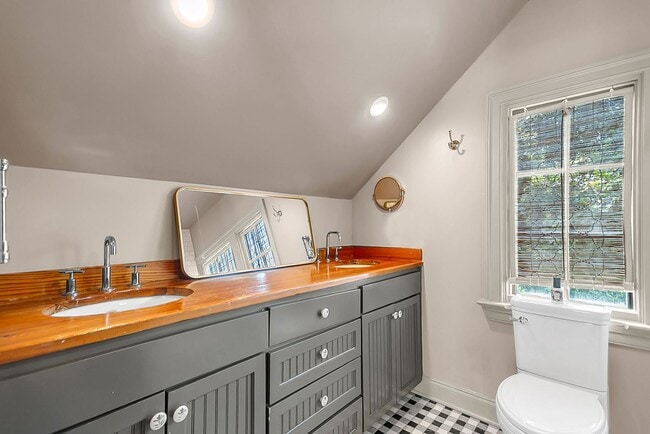 Building Photo - 3 Bedroom 2.5 Bath House in the hip Elliot...