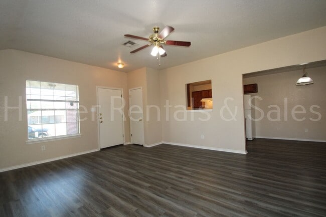 Building Photo - Spacious Duplex!