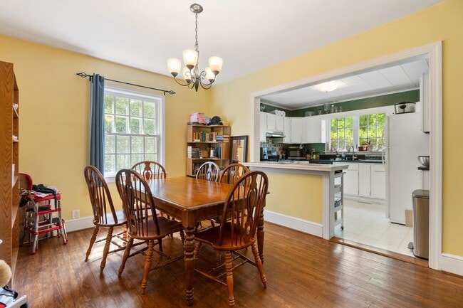 Building Photo - Charming Bungalow in Sunset Hills Neighborhood
