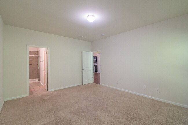 Building Photo - Freshly Renovated 4-Bedroom Home with Mode...