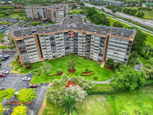 Building Photo - 1100 St Charles Pl