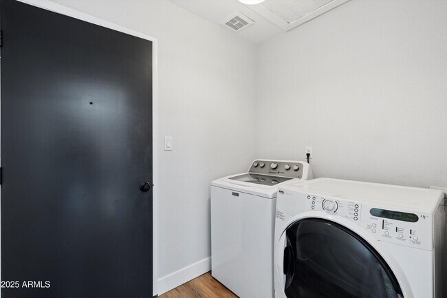 Building Photo - 4837 E Pershing Ave