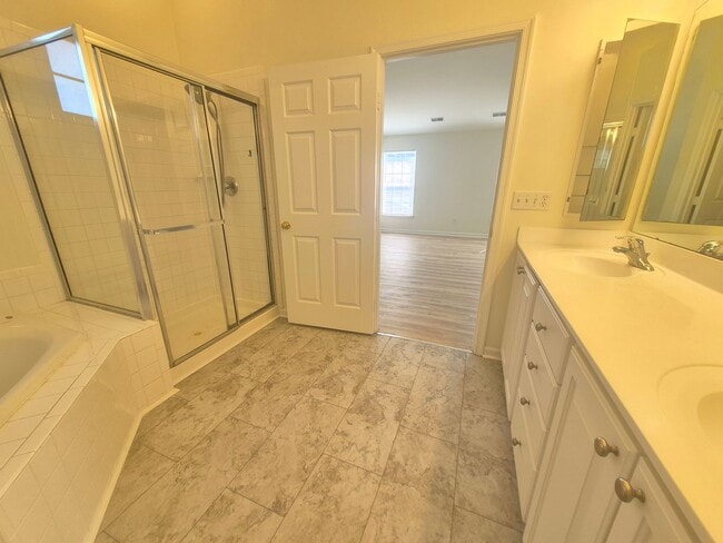 Building Photo - 5207 Linden Dr