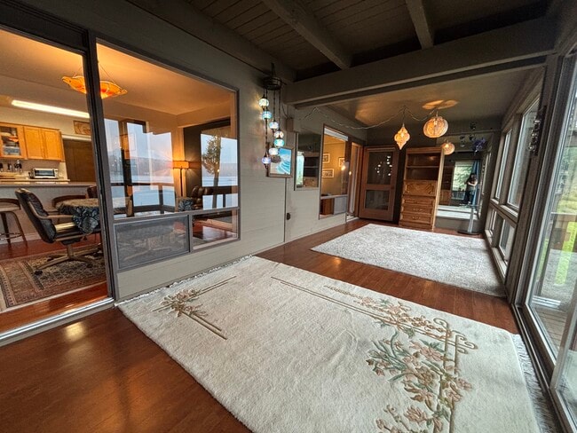 Building Photo - 221 N Bay Ln