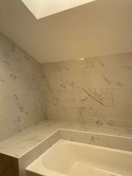 Building Photo - 1404 Woodlake Dr