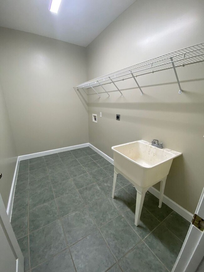 Building Photo - Spacious 3Bed/2Ba Brick Home in Established Neighborhood w/Easy Access to Everything! *SPECIAL: 1...