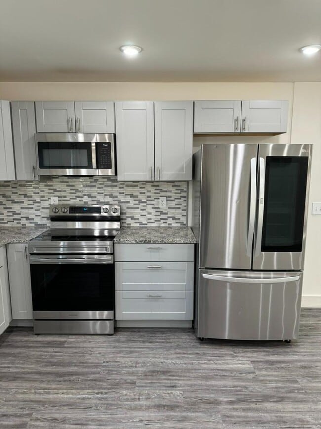 Building Photo - 618 Center St