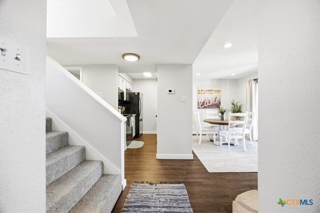 Building Photo - 1135 Parkview Dr