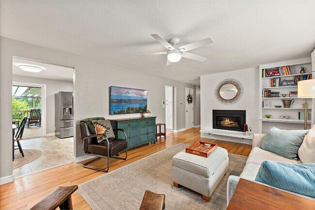 Building Photo - Spacious 4 Bed Lakewood Home w/ 2 Kitchens...