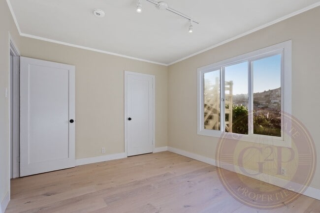 Building Photo - Collingwood Street - 450-452