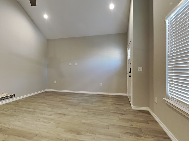 Building Photo - 16855 Balmoral St