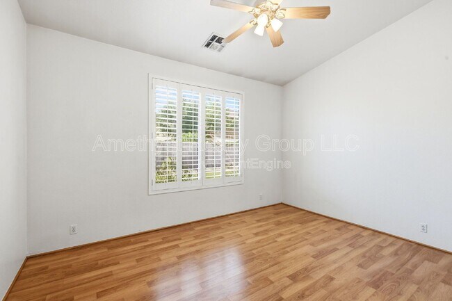 Building Photo - 7017 W Greenbriar Dr