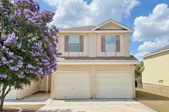 Building Photo - Conveniently located townhome in Universal City!