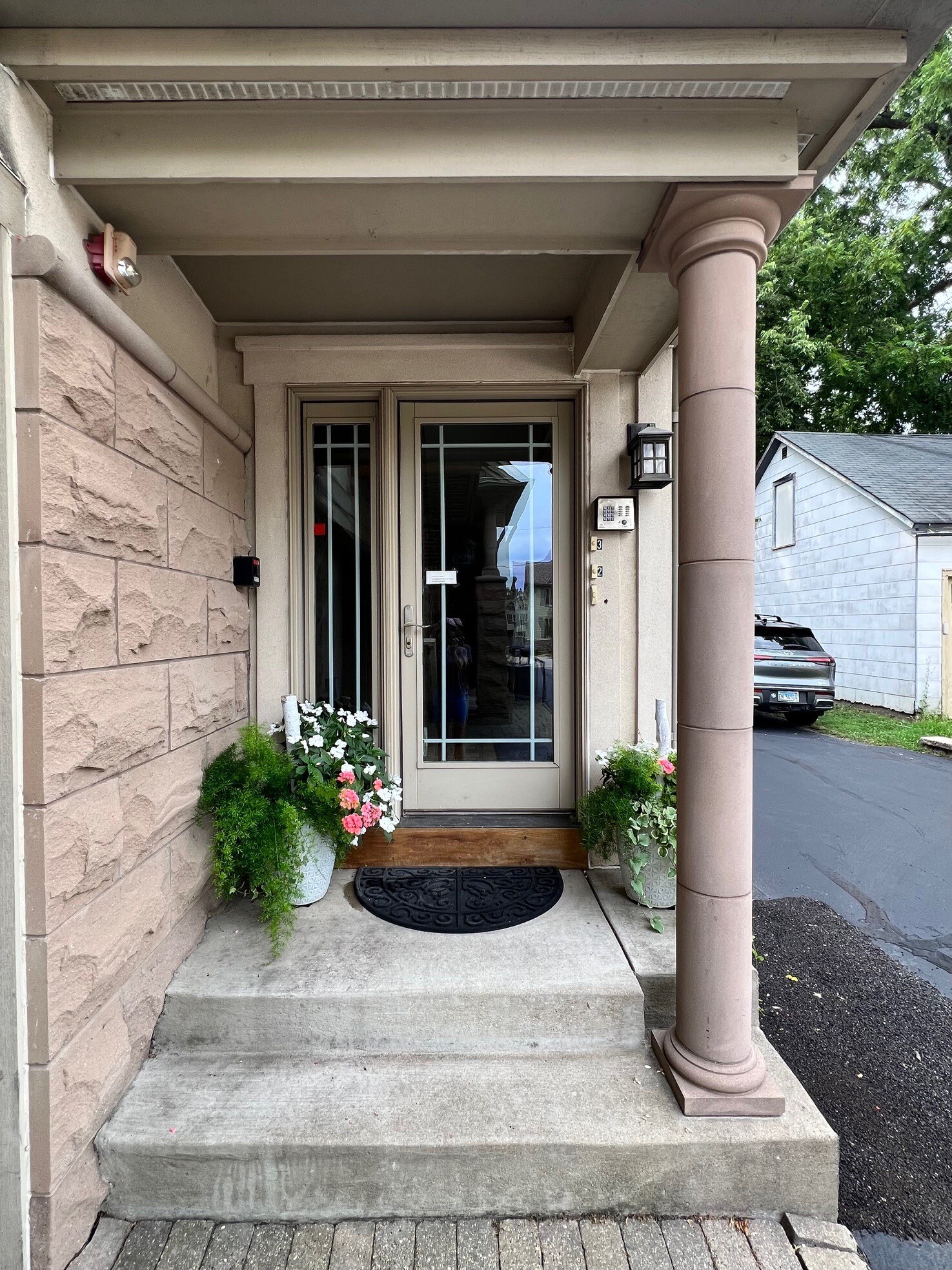 Building Photo - 122 S Evergreen Ave