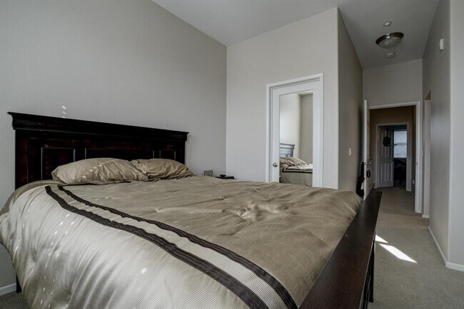 Building Photo - 3 Br SanElijoTownhome 2 car garage Granite...