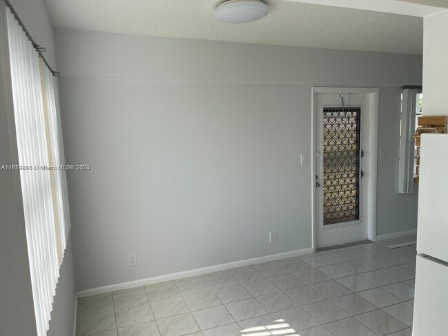 Building Photo - 164 Fanshaw D