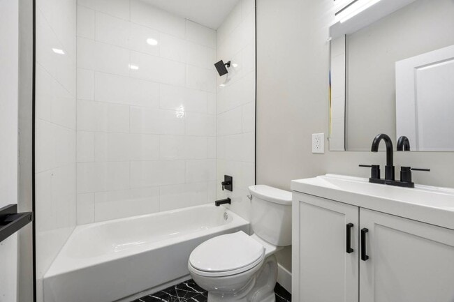 Building Photo - 6150 W Columbia Ave