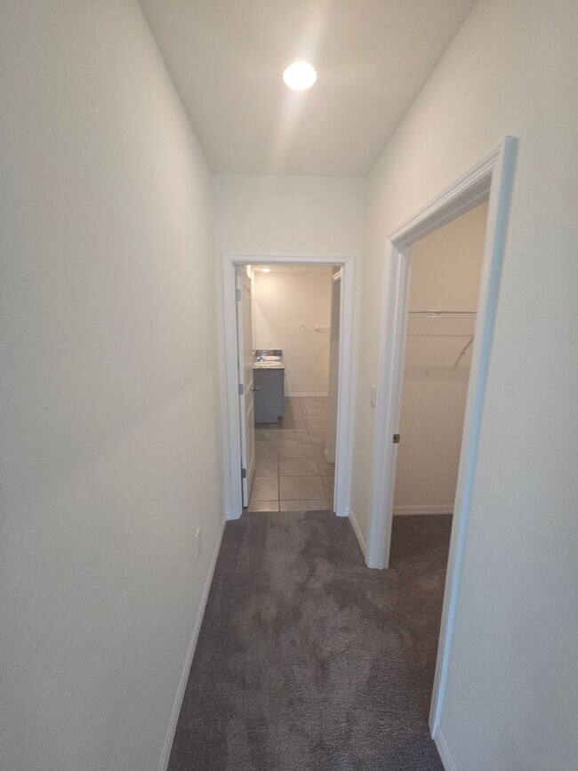 Building Photo - Gorgeous 3-Bedroom, 2-Bathroom Townhouse in Bradenton