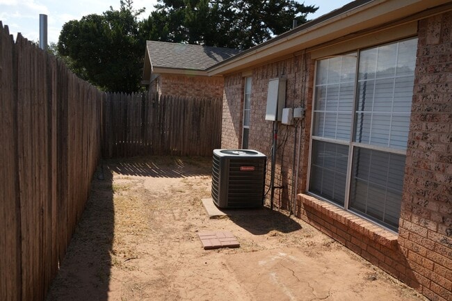 Building Photo - Southwest Lubbock 2 Bed 2 Bath 2 Car Garage