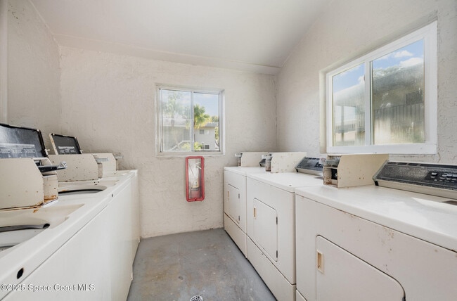 Building Photo - 2935 Thrush Dr