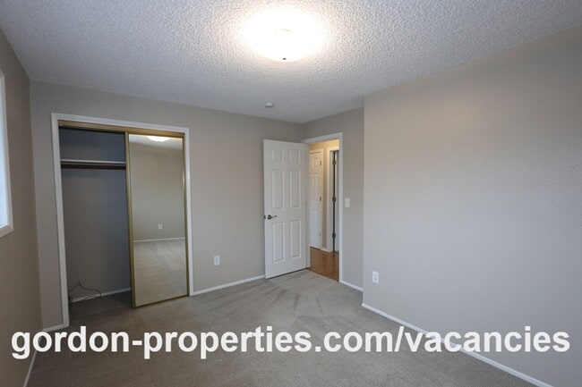 Building Photo - NE 22nd Ct - Gresham 4 bedroom split level home