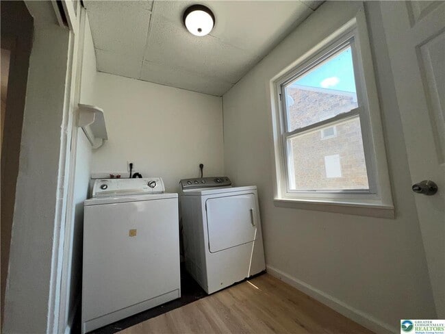 Building Photo - 313 Main St