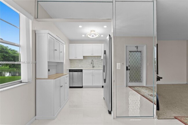 Building Photo - 523 Fanshaw M