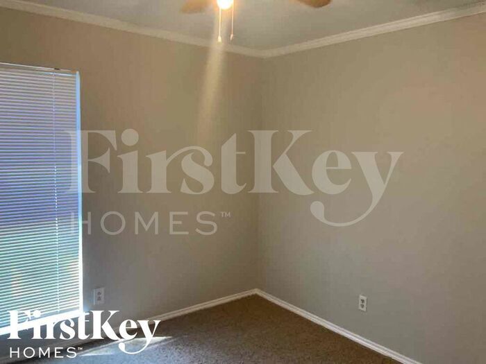 Building Photo - 3317 Kenwood Dr