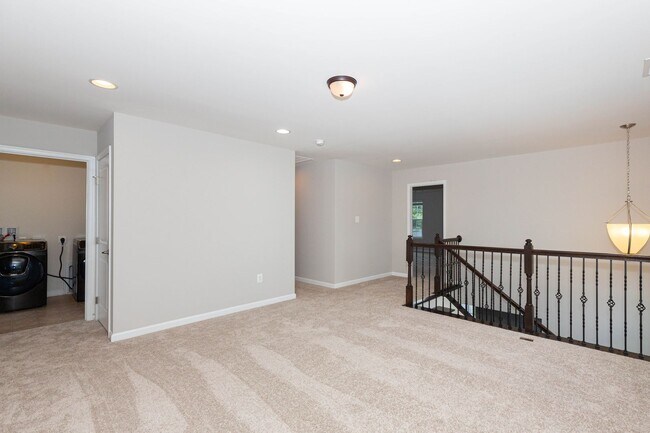 Building Photo - 5 Bed, 4.5 Bath Single Family Home in Step...