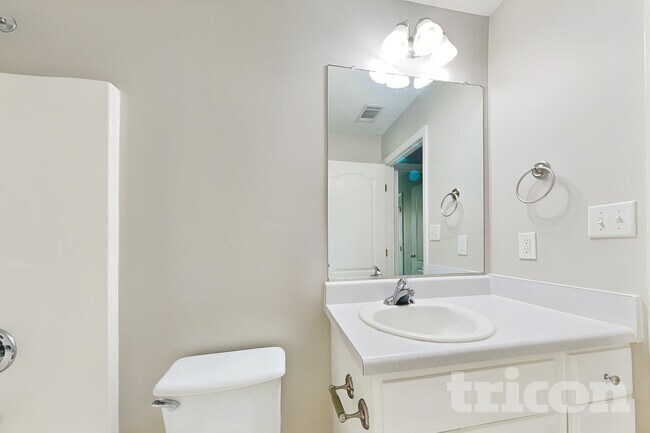 Building Photo - 2124 Sylvan Lake Dr