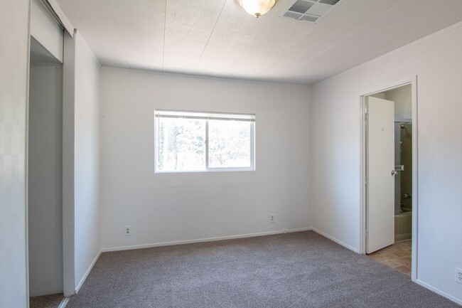 Building Photo - $500 MOVE IN SPECIAL Manufactured Home for Rent in Redding CA | 1 Acre, Large Deck, Pet Friendly