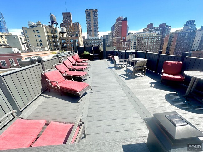 Building Photo - 323 W 96th St