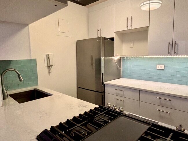 Building Photo - 400 E 54th St