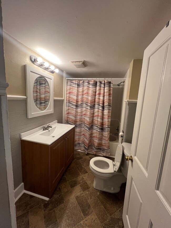 Building Photo - 1221 E Philadelphia St