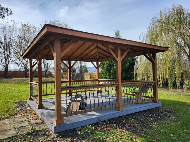 Building Photo - Large 4 BR, 2 Bath Country Home and Workshop