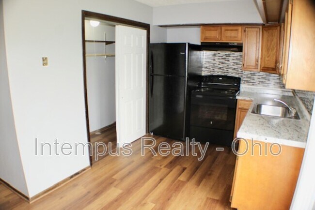 Building Photo - 716 W Light St