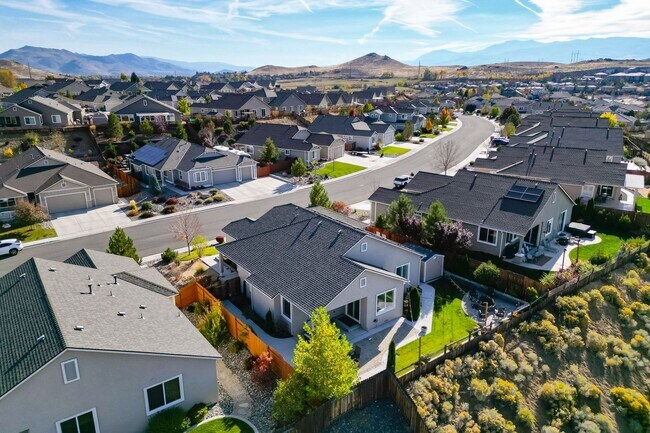 Building Photo - FULLY FURNISHED home available now.