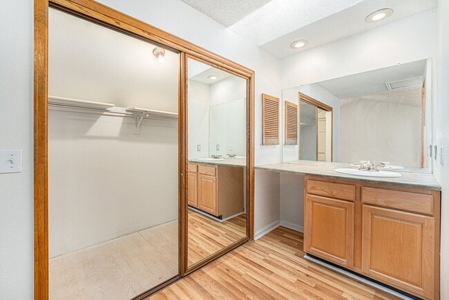 Building Photo - Light & Bright End Unit Townhouse