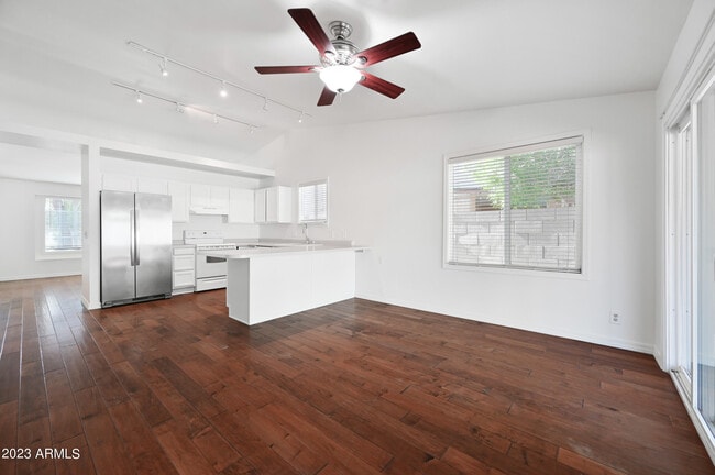 Building Photo - 313 S Ocean Dr