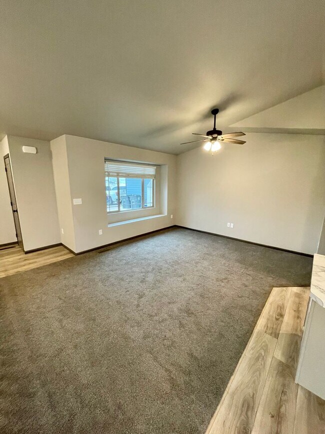 Building Photo - * 3 - 2 - 1 SPECIAL! * NEWER 4 Bedroom, 3 ...